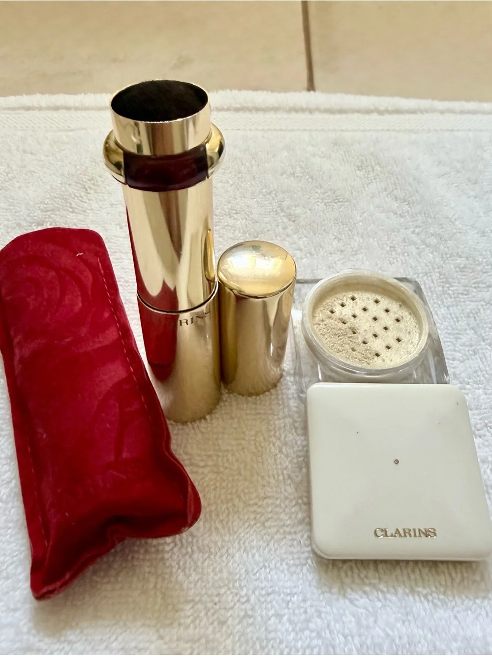 CLARINS: Highlighting Shimmer Powder and Adjustable Nat’l Bristle Travel Brush